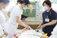 【看護学科】「BLS（1次救命処置）、心電図（12誘導）」の演習