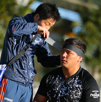 選手のケアを行う田代 智史さん